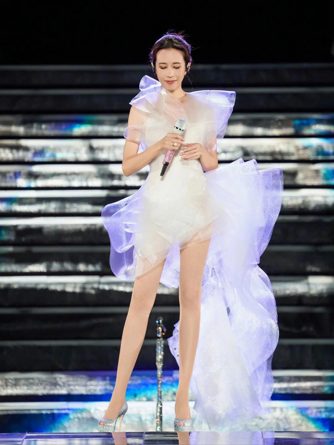 放眼整个娱乐圈，能与莫文蔚的腿相媲美的，唯有孙千、杨幂和刘浩存而已了吧~~~~（