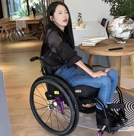 多年前，女教师曹曾敏将年少的穷学生拉出泥潭，14年后她瘫痪被丈夫抛弃，学生顶着压