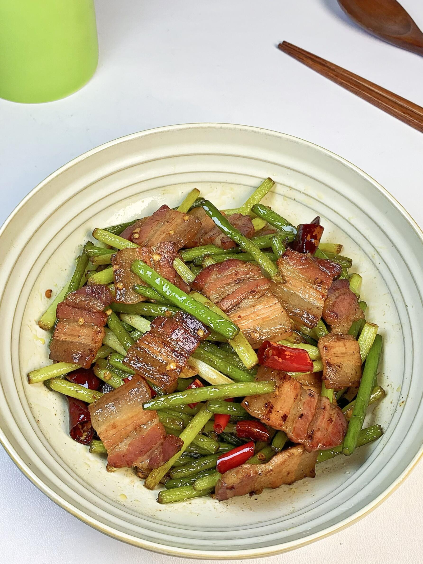 香辣蒜苔炒咸肉🥓配米饭能炫3碗谁懂啊家人们😭挖到宝了！这道香辣蒜苔炒咸肉