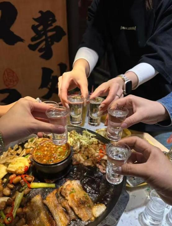 吉林，为庆祝好友退休，男子六人聚餐吃饭，喝了一瓶白酒，12瓶啤酒。酒局散后，又打
