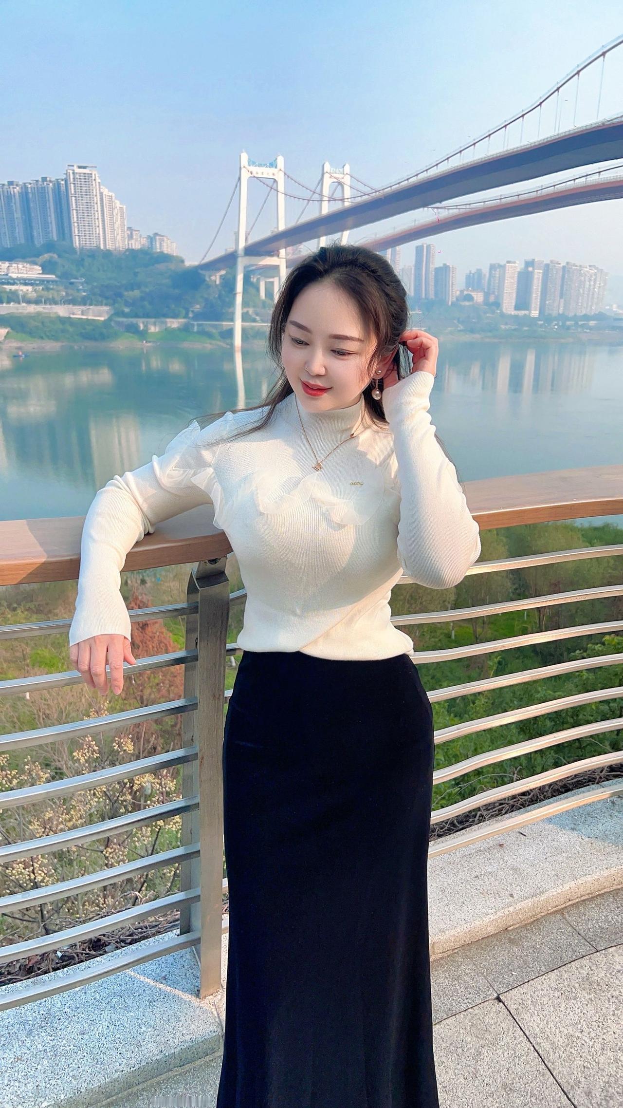 在桥上俯瞰城市，享受宁静时光