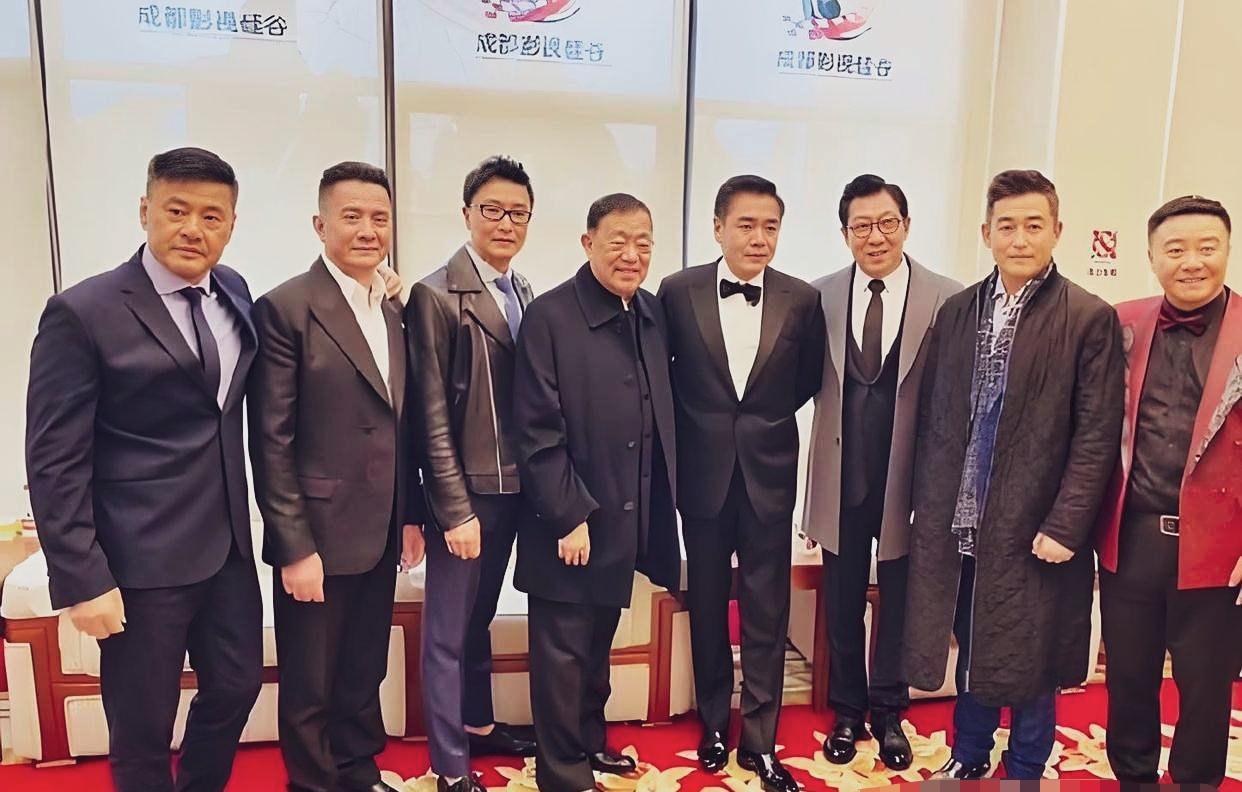 八个男演员齐刷刷一字排开，个个笑逐颜开，个个面熟，个个都叫不出名字！场面温馨，合