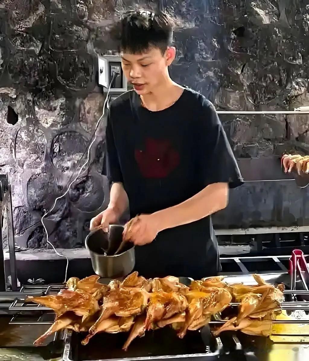 一夜之间，那个热闹的烤鸡摊就没了，摆摊的小伙子也算是“社会性死亡”了。搞垮他的