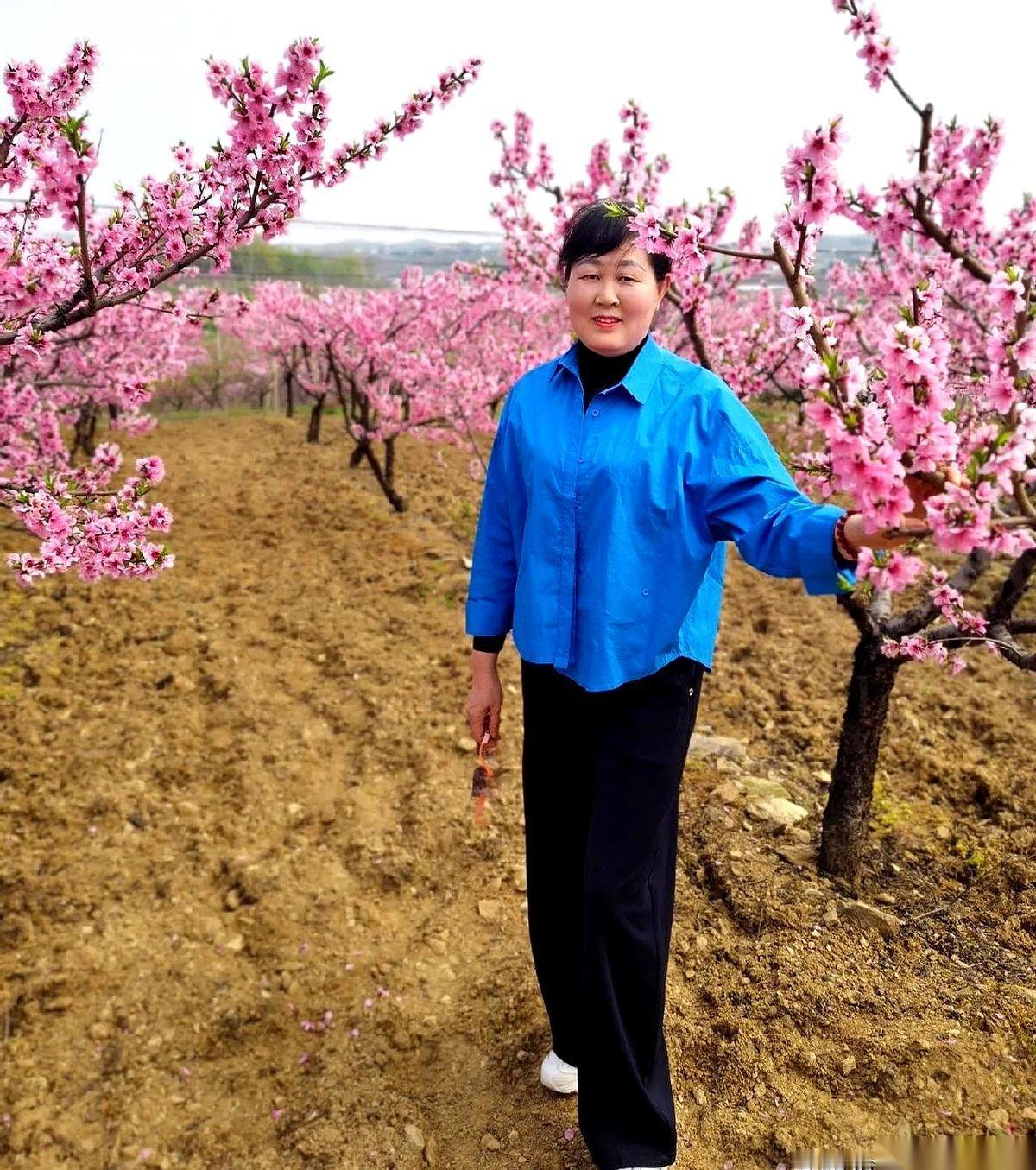 冰箱“吱吱”一响，她手里的遥控器就晃了一下。不是看电视，是屋里实在太静，静得能听