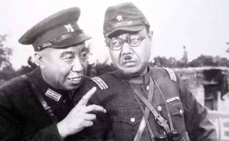 1943年，日军在清理刚刚结束的战场，伪军发现一名重伤的八路，悄悄地对他说：“我