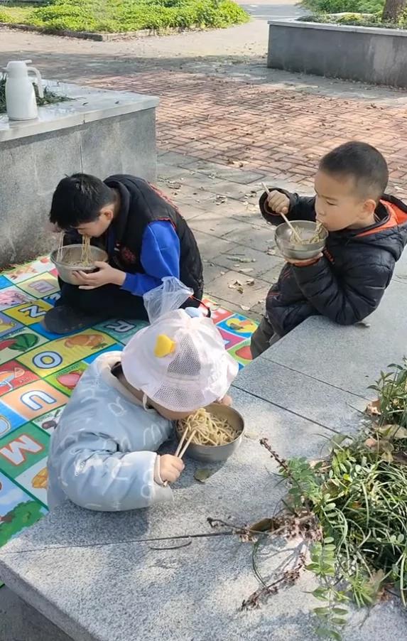 零食都买不起就别野餐。真相来了。女子的老公去世了，一个人要照顾三个孩子，既要赚