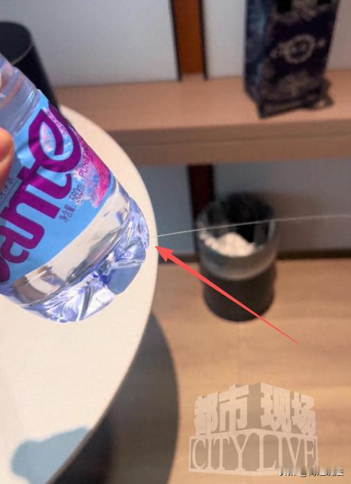 四川巴中，出差的卜女士入住某假日酒店，当晚喝了房内配备的矿泉水，早上退房时发现桌