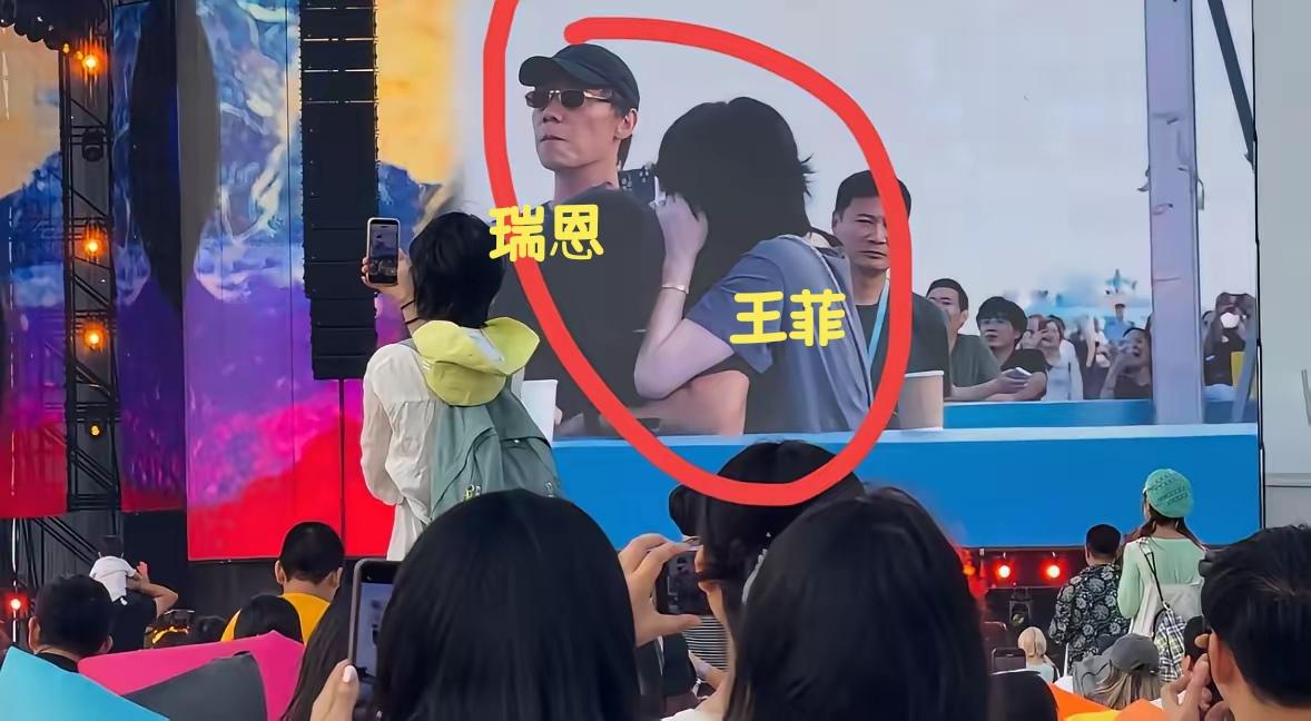 特地去查了一下窦靖童唱歌时王菲抱住的男人，不查不知道，一查吓一跳。原来，他不