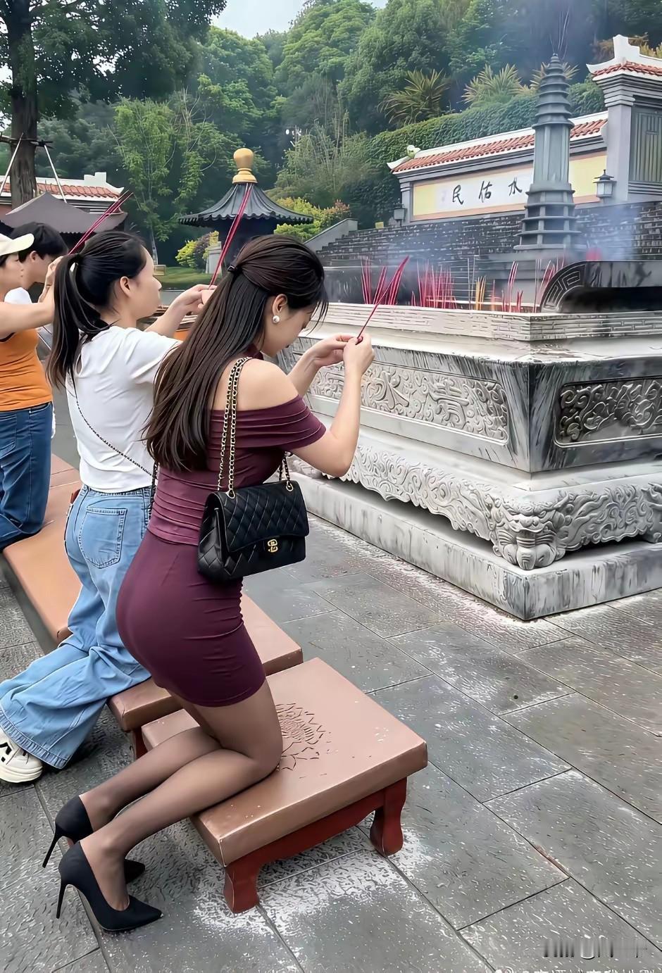 在我们老家，进寺庙烧香拜佛是有讲究的，男女进寺庙之前一天，不能同房，上寺庙要穿得
