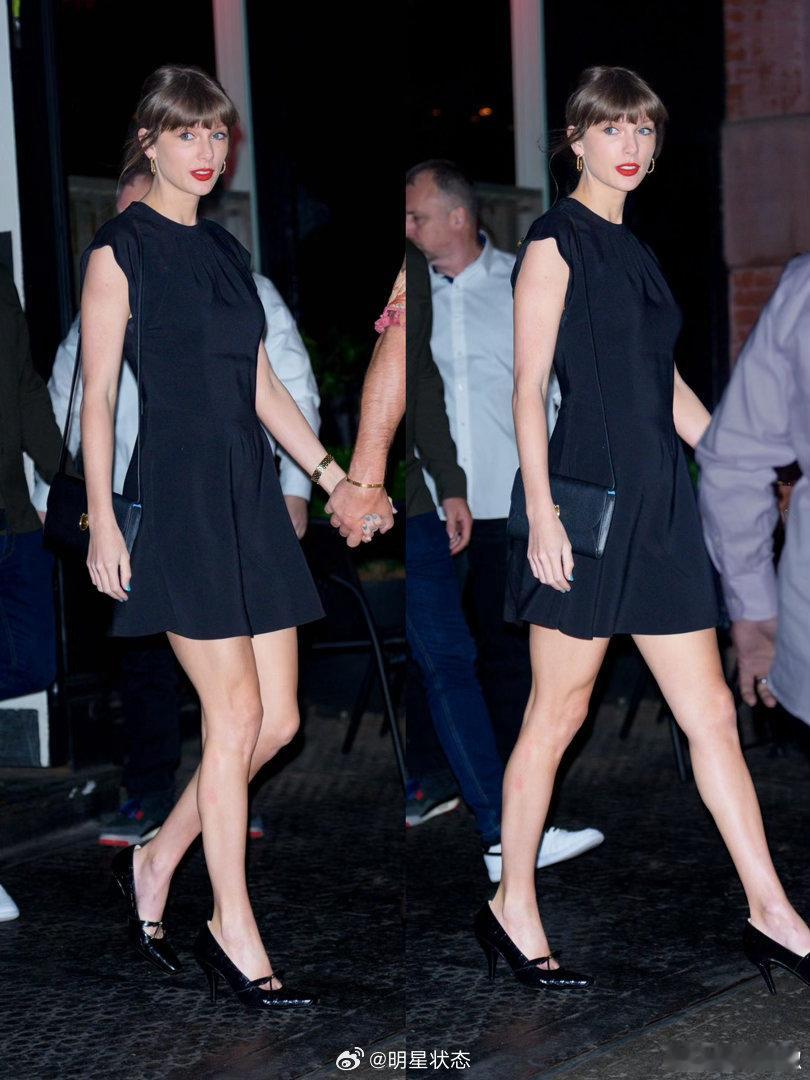 TaylorSwift一身黑色连衣裙现身纽约📸