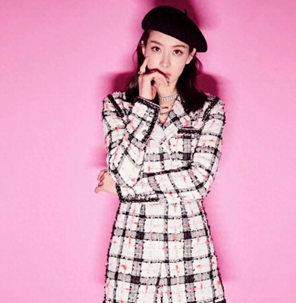 宋茜身穿格子小香风时尚装+黑丝马丁靴，真时髦洋气啊