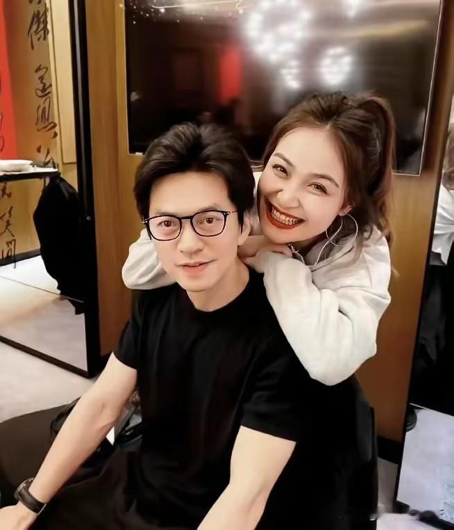 李健和他妻子真的太般配了，男才女貌，一个是清华才子，一个是清华才女。妻子孟小蓓是