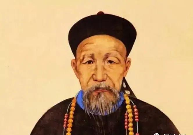 1852年，曾国藩为母下葬寻风水宝地时，一神秘人找来说：“离此不远的两屏山是一只