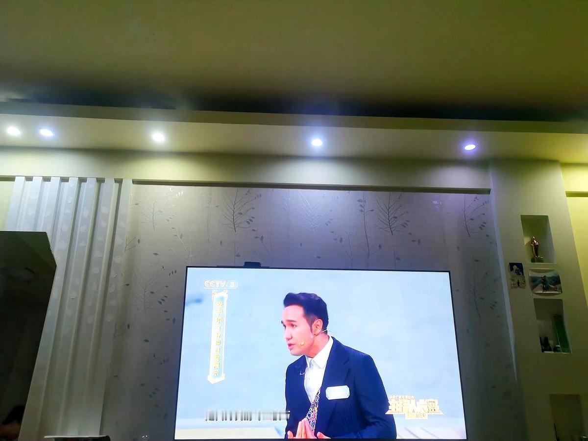 邹韵被换，观众炸锅。王宁空降，分数没掉，反而更稳。真没必要把俩主持人拉成对