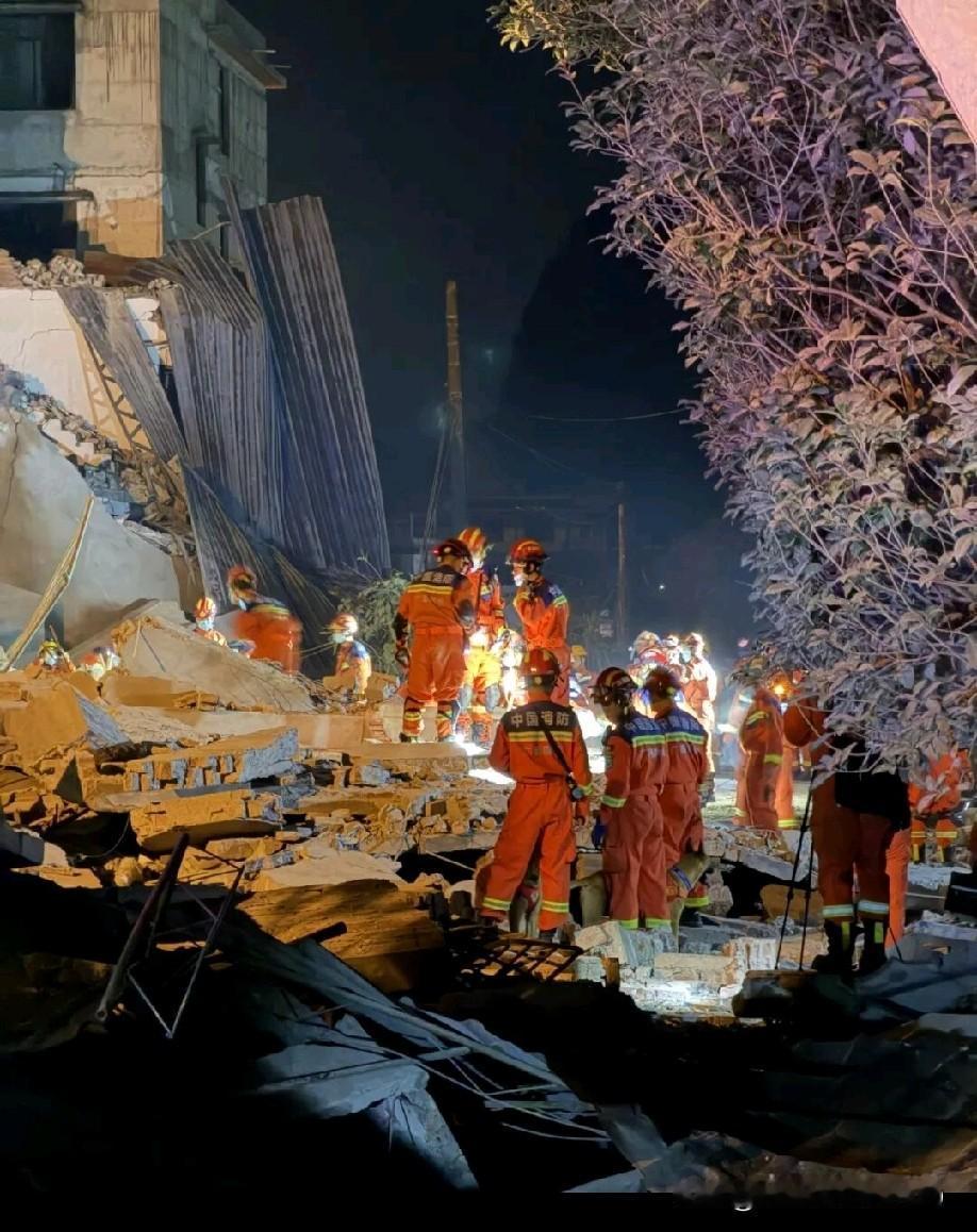 柳州密集震情事态严峻！截至18日9时，地震已致2人遇难、1人失联、4人受伤。