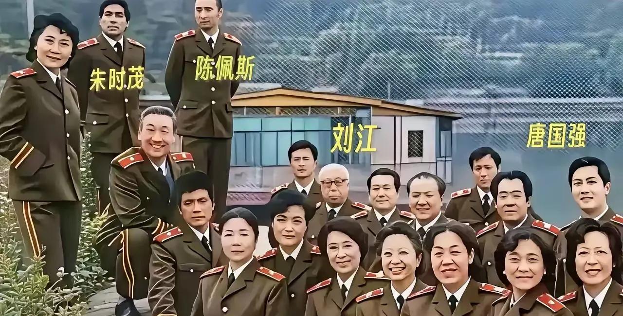 镜头切到后台。陈佩斯盯着朱时茂，不是看，是“钉”。那眼神，剃刀似的，刮过朱时