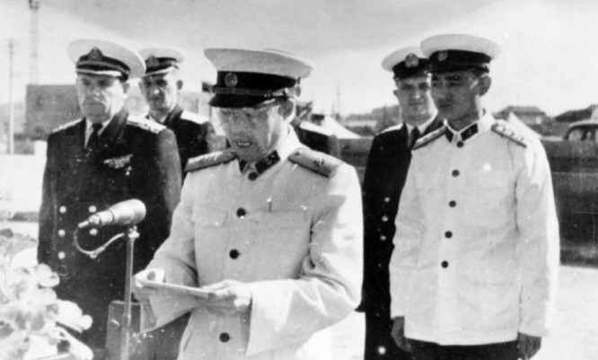 1960年，北海舰队副司令邓龙翔少将夜值时，发觉烟盒已空，便唤来参谋：“取钱，为