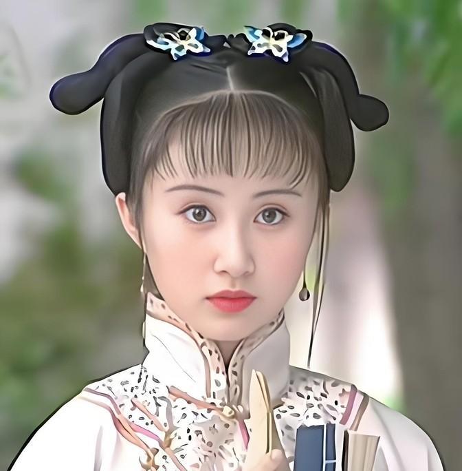 1661年，顺治刚咽气，20岁的贞妃就被逼殉葬。贞妃匆忙更衣，几个小太监就冲进她