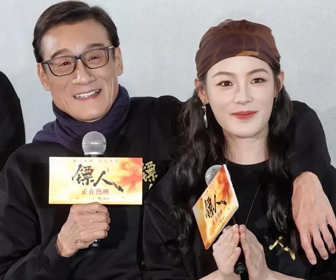 我刚刷到那个说陈丽君是补拍的消息，当时就挺纳闷的。直到看见路演现场，梁家辉那