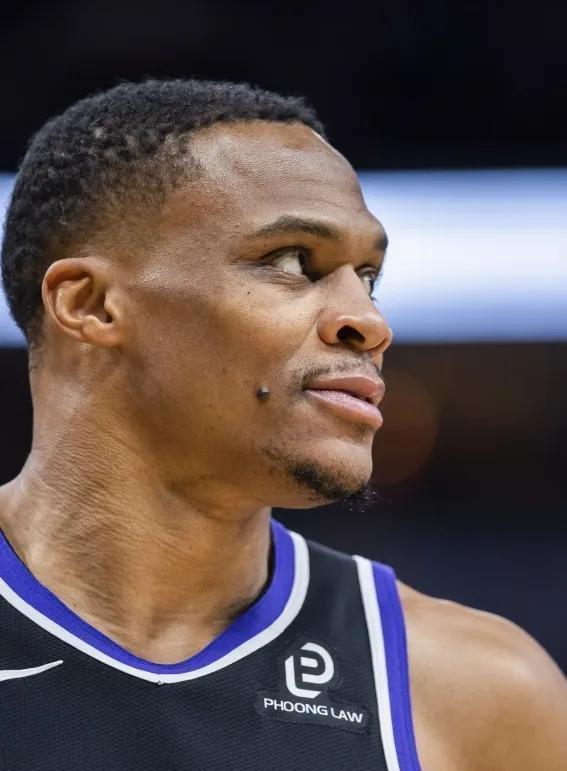 能防住杜兰特的后卫，全联盟只有一个。不是托尼·阿伦，不是科怀·伦纳德。数据显