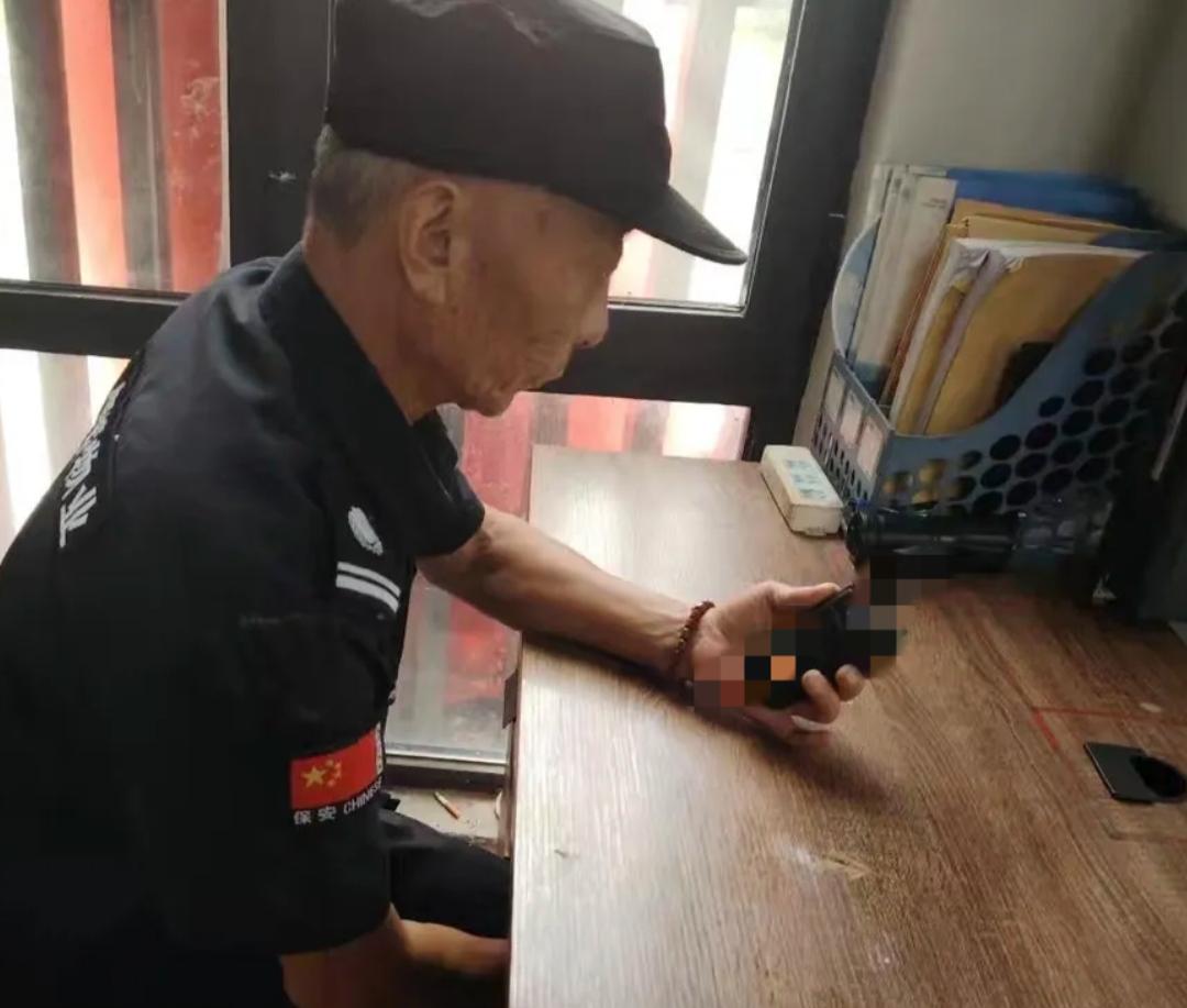刚才去市场买吃的，看到门口值班室里坐着一位保安大爷，平时没见过，好像是新来的保安