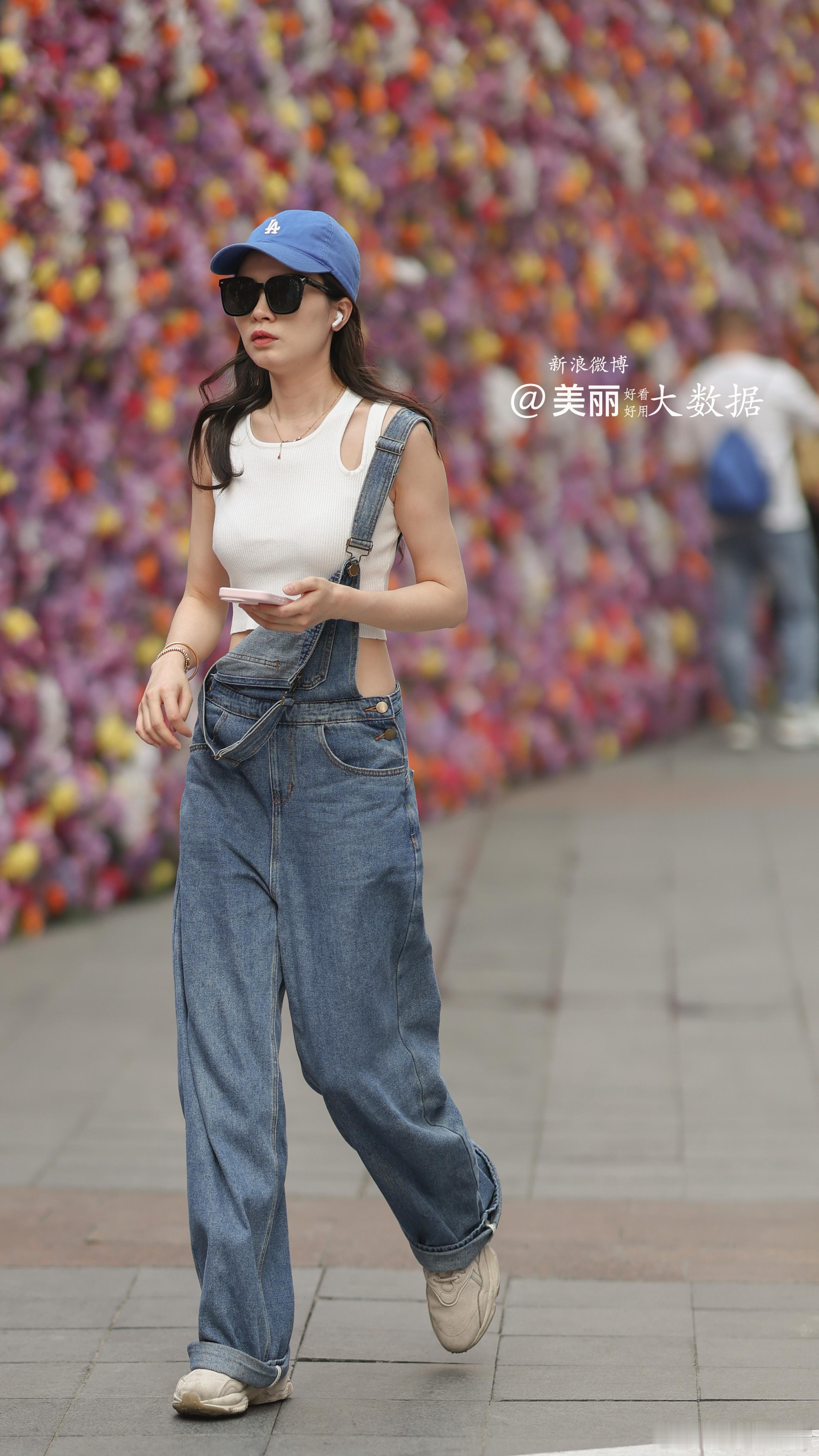 如果规规矩矩地穿，这条背带牛仔裤👖就失去了灵魂。​​​