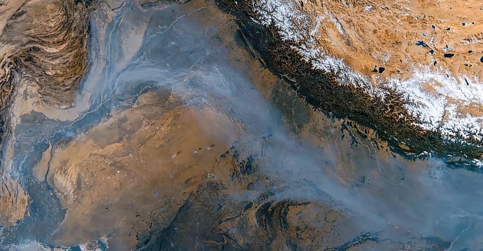 中国人都应该感谢喜马拉雅山的庇护。最近印度上演了一场新德里大逃亡，不是战争也不