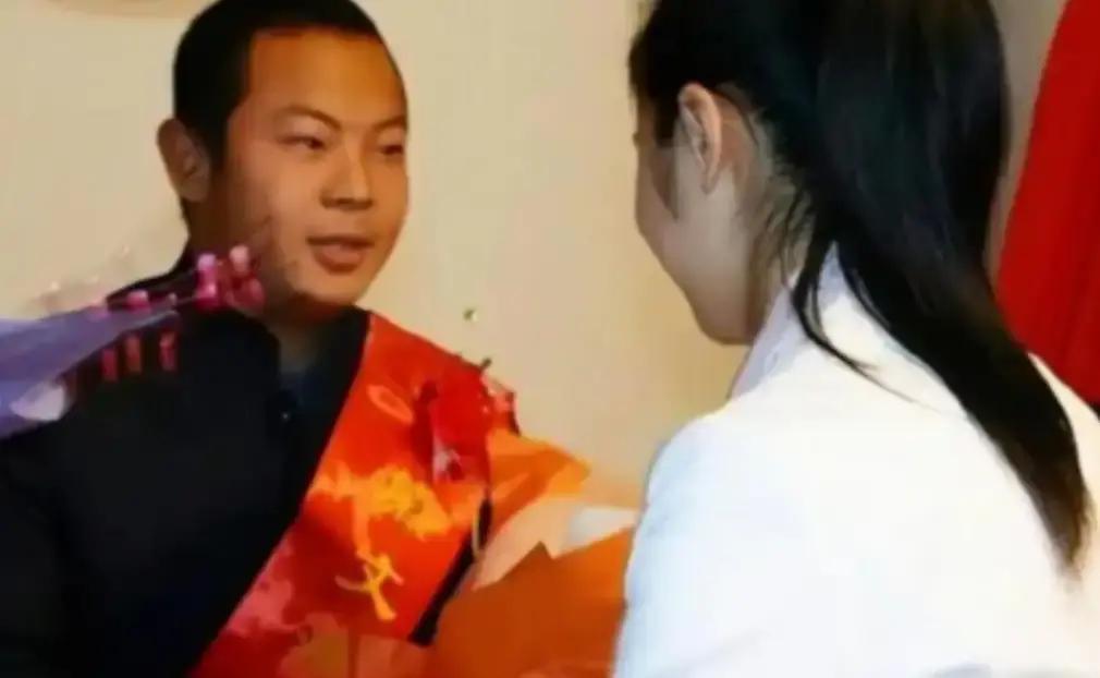 江西一女导游，车祸昏迷14天，醒来后便告诉母亲：“救我的，是个白衣男子！”医护人员却连连摇头：“你这