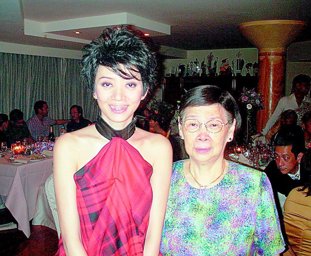 梅艳芳妈妈覃美金去世，享寿102岁女儿梅艳芳留下的千万财产如何处理呢？大哥梅启