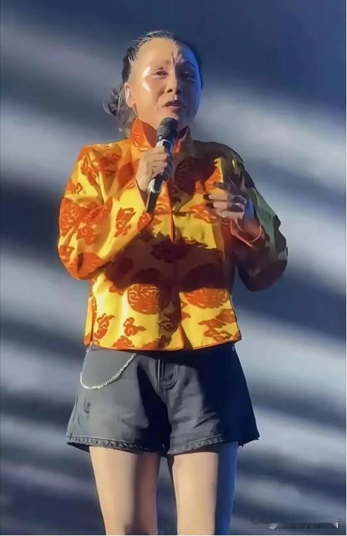老了，当年红遍大街小巷的著名女歌手也成为大妈的模样。其实她的状态还不错，就是衣品