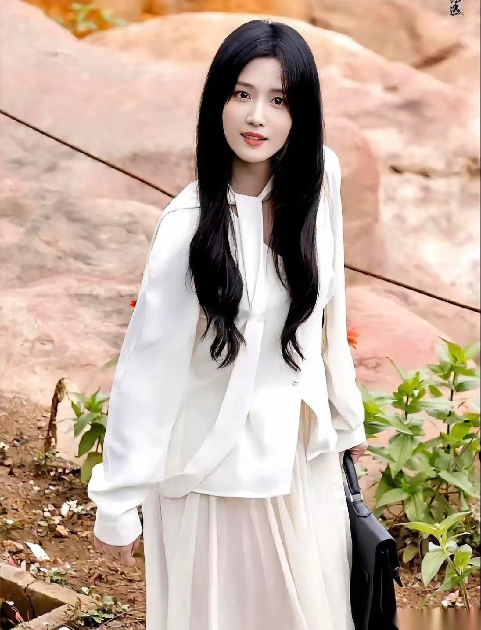 搞懂了，为什么那些大导演都抢着要卢昱晓。不是因为她科班出身，也不是那张脸有多惊艳