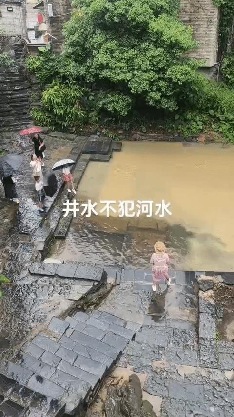 贺州，大雨后网友拍下神奇一幕！“井水不犯河水”具象化了：果然古人的话都是写实的。