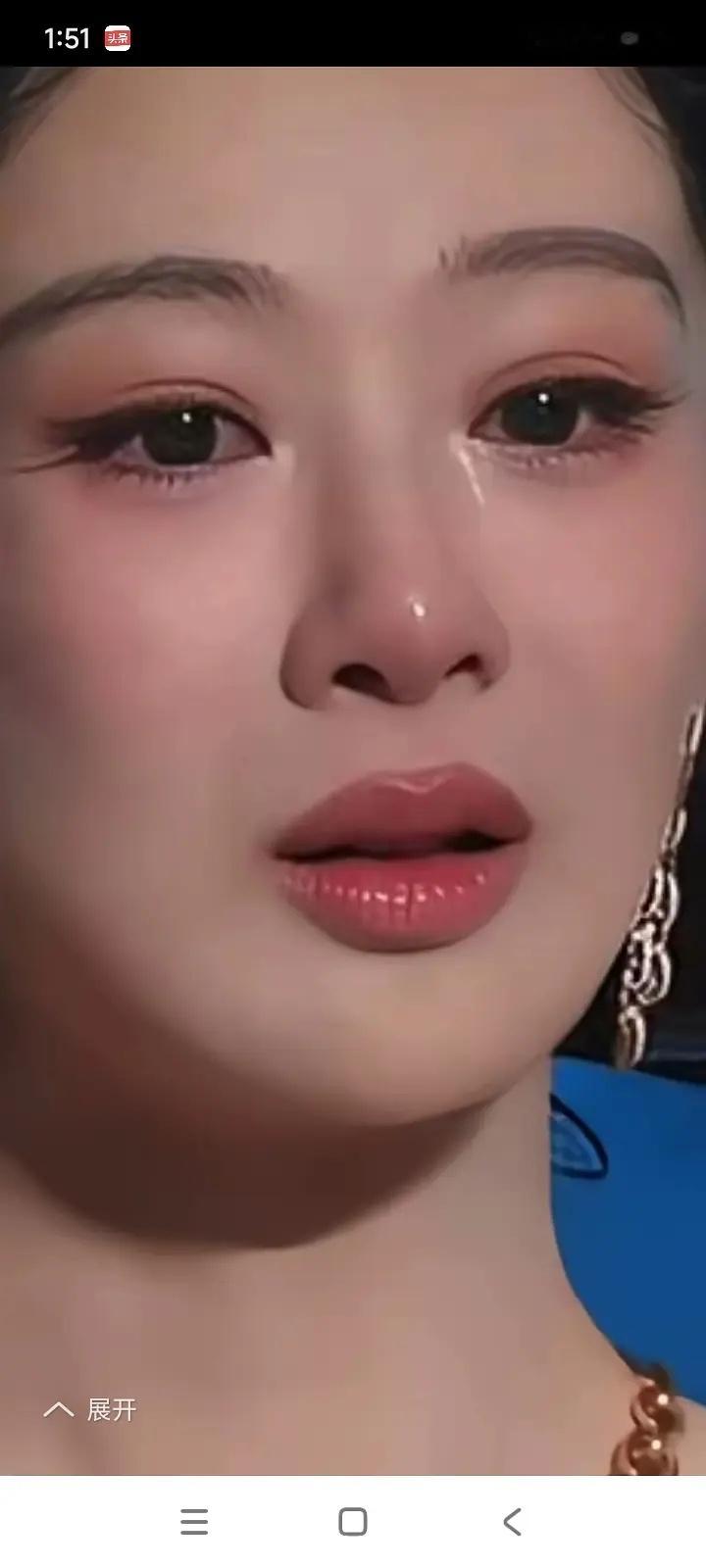 下嘴唇好多竖线嘴唇上部口红怎么这样，鼻孔怎么不是一个平面，眉毛有点。。