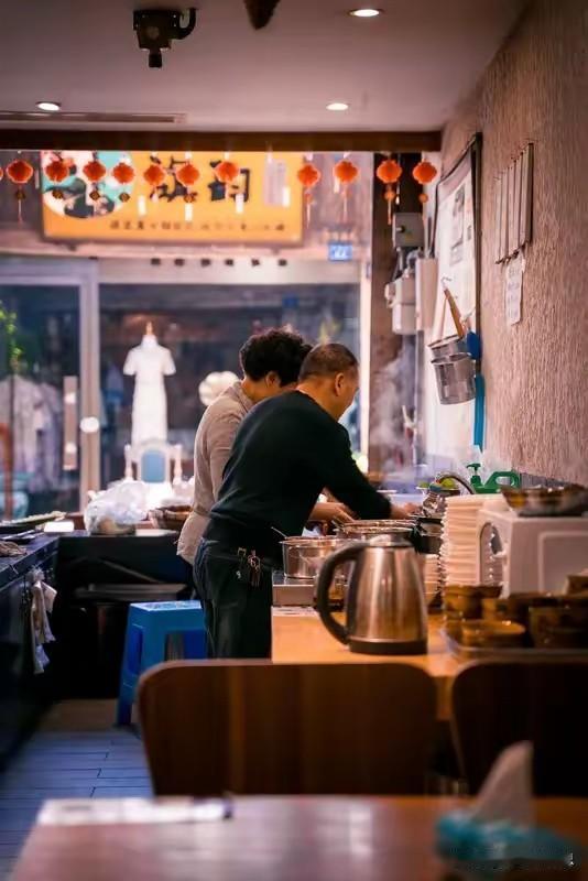 广东一上门女婿被老丈人赶出去后，在桥洞住了3天，妻子抱着孩子陪他一起受苦广东一