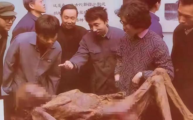 1994年，湖北一古墓被盗，专家们从中发现一具女尸，当看到女尸样貌后，众人顿时怒