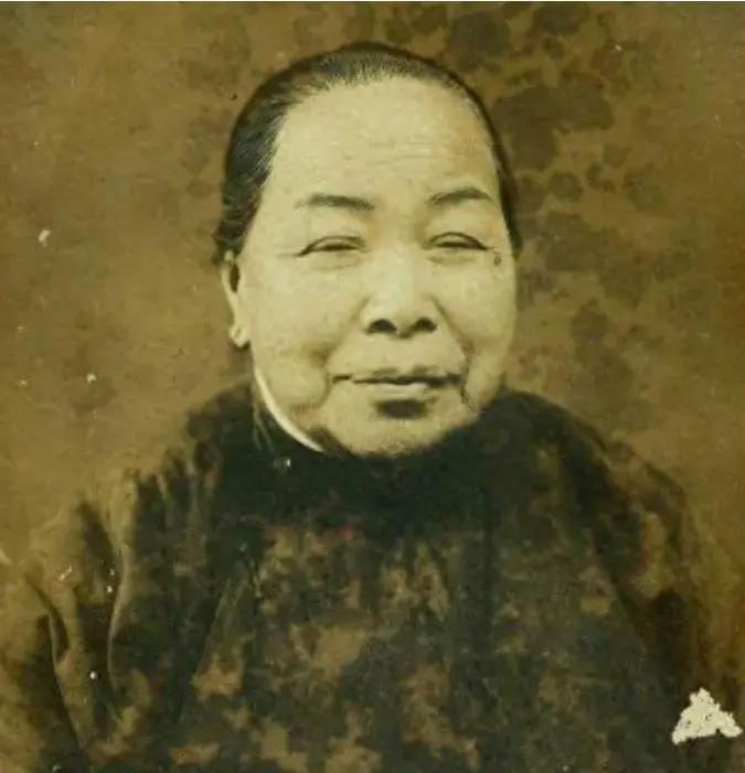 她是被蒋介石牵挂了一生的女人，1965年，周总理把她秘密送往台湾，蒋介石和宋美龄