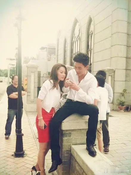 捡到一张在片场的黄宗泽和徐子珊。2011年春，一起拍摄《潜行狙击》。​​​
