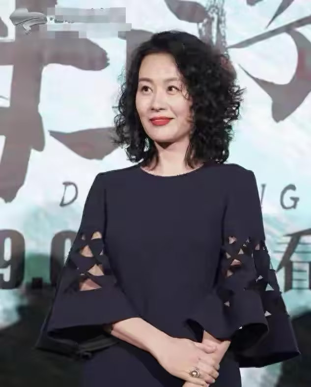 邬君梅烫了泡面头减龄10岁，穿深蓝裙配红唇亮相，完全没有大妈味​​​