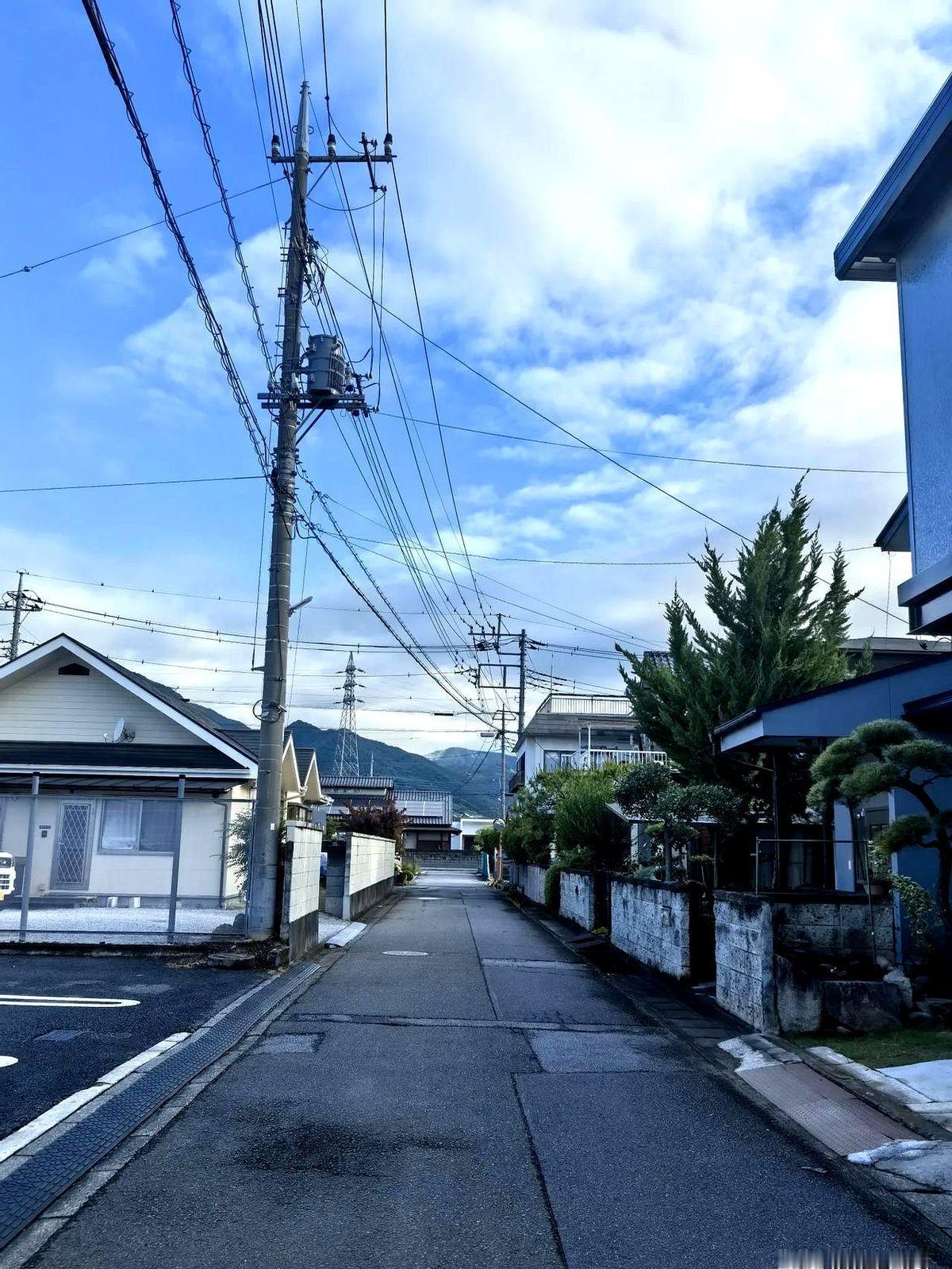 这就是林志玲住的乡下林志玲远嫁后，她和丈夫黑泽，还有婆婆一家人住在日本的乡下