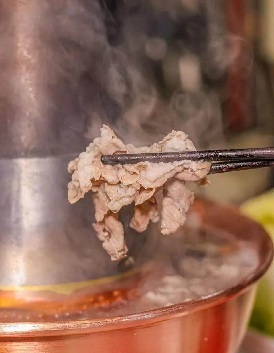 四合院里吃火锅，这惬意感谁懂！之前是吃着火锅唱着歌...