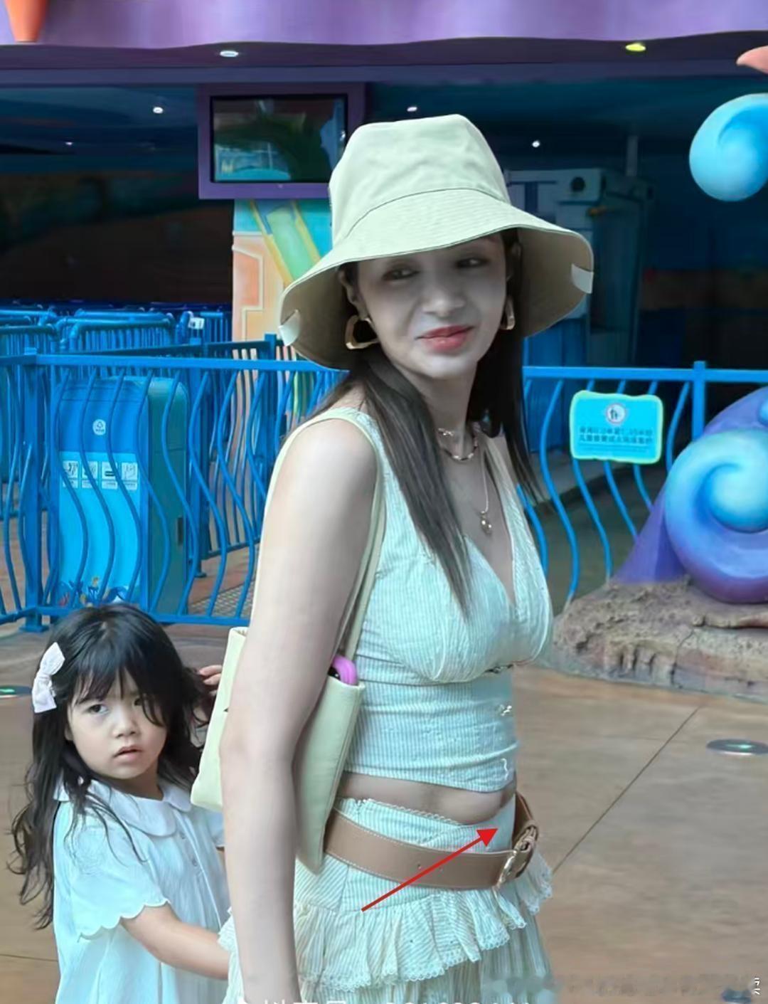 麦迪娜带二胎女儿去珠海长隆玩，路人拍的生图里，她比精修图胖了约10斤。她穿短款白