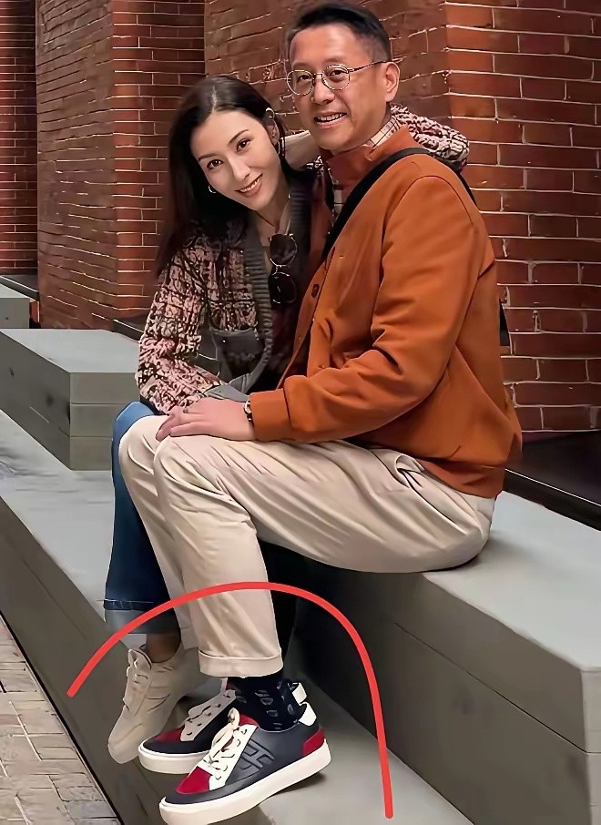 许晋亨穿的什么鞋子，一定很贵吧