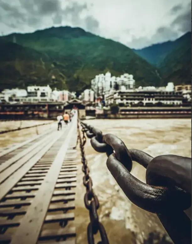 工程奇迹！2020年泸定桥大修，当探伤仪器扫过那13根悬在激流上的铁链时，现场见