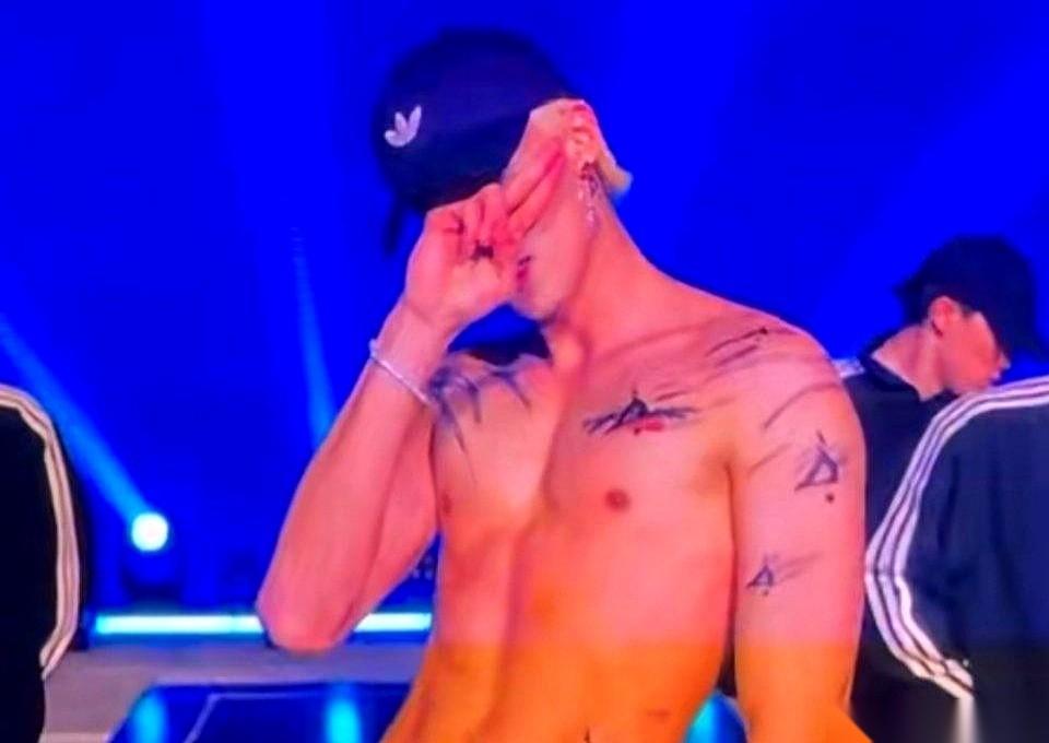 好家伙，我说怎么演唱会非得往澳门开呢。原来大招搁这儿等着呢。藏了那么久的纹身