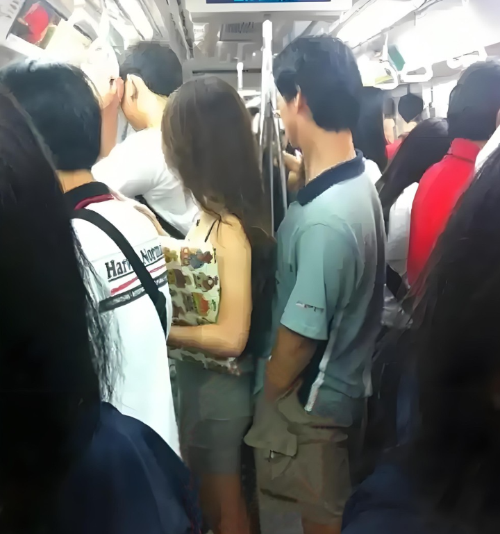 “早知今日何必当初！”上海，男子早高峰期间乘坐地铁上班，期间站在一名女子的身后，
