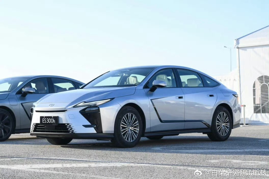 虽然但是，铂智7确实更配得上雷克萨斯这个定位，新ES这设计越来越小气了。