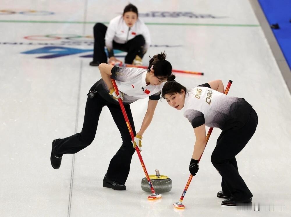 领先3分惨遭逆转，决胜局握后手仍丢分，中国冰壶女队惜败美国遗憾失利中国冰壶