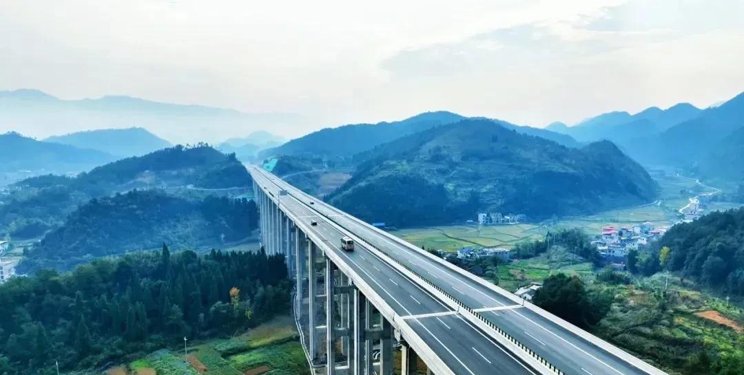 2017年，永州道县至广西贺州的高速公路通车，方便江华、江永、道县人民去贺州。