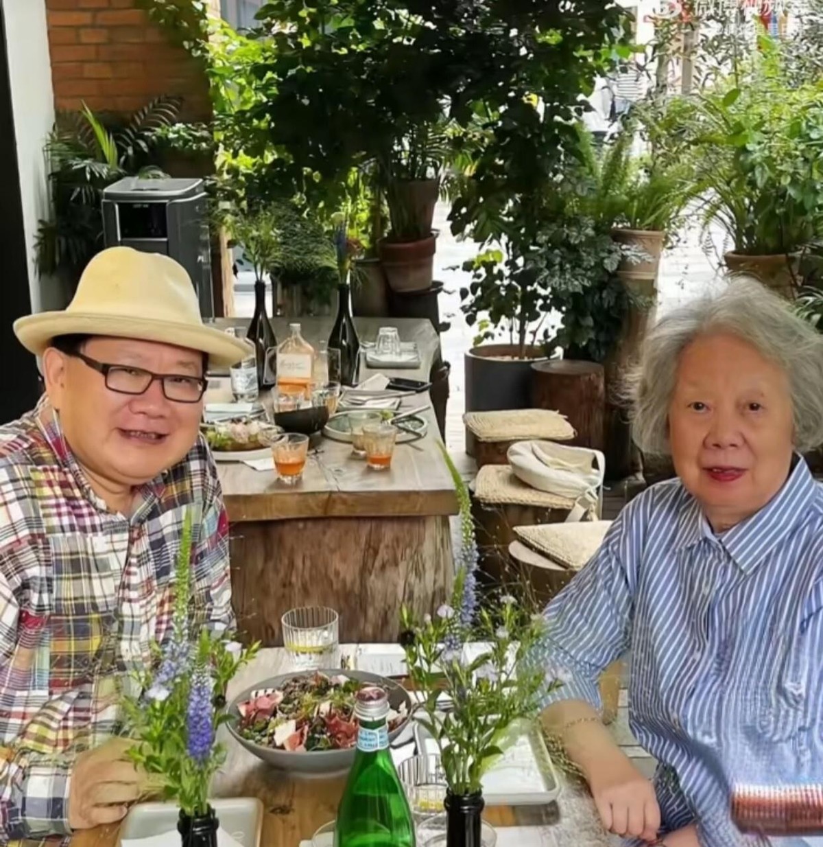 曹可凡晒了和九旬母亲的午餐照，白发老太太头发梳得一丝不乱，坐姿端正，精神头比很多年轻人还足。老太太在