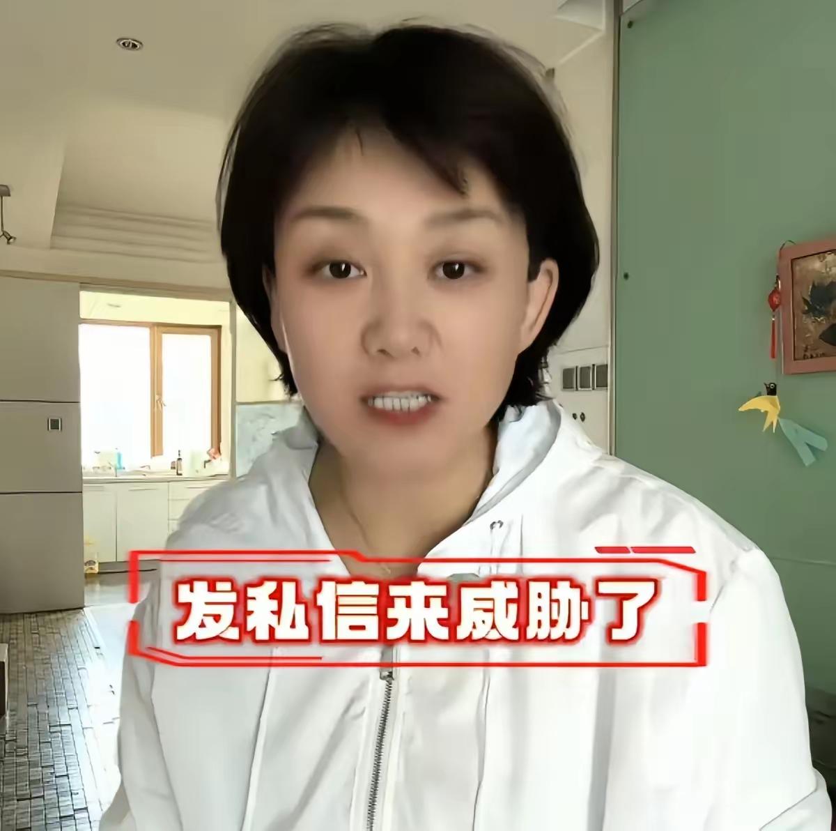这个女记者叫杨威，抖音粉丝577万。因为转发并制作了漳州龙海区杨梅泡药相关视频，